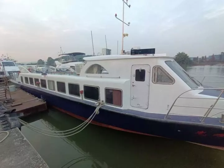 A3254 26米沿海交通船，4.5米宽，玻璃钢材质，12人客位，一个驾驶员就可以开，航速23节，ccs证书全国落户，潍柴400马力两台，2010建造，船况漂亮。广东看船。 (5)