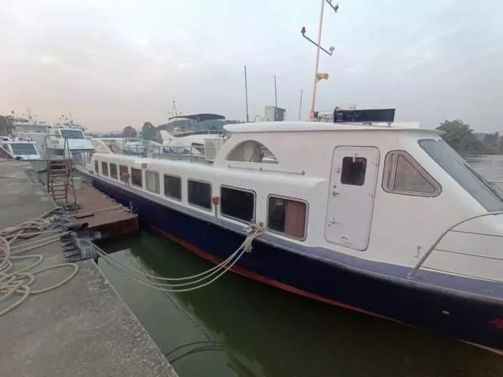 A3254 26米沿海交通船，4.5米宽，玻璃钢材质，12人客位，一个驾驶员就可以开，航速23节，ccs证书全国落户，潍柴400马力两台，2010建造，船况漂亮。广东看船。 (6)