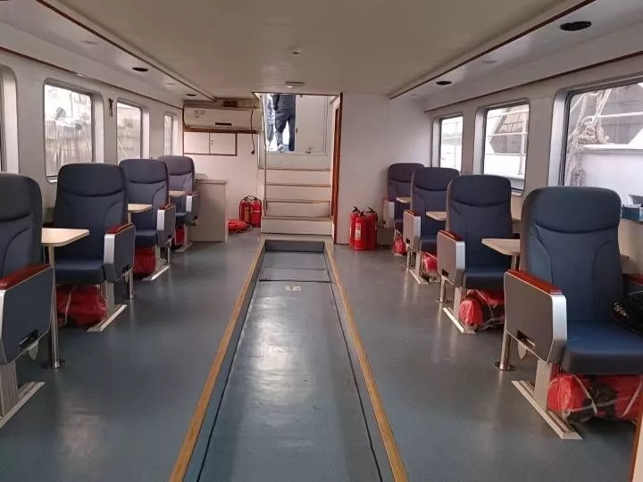 A3254 26米沿海交通船，4.5米宽，玻璃钢材质，12人客位，一个驾驶员就可以开，航速23节，ccs证书全国落户，潍柴400马力两台，2010建造，船况漂亮。广东看船。 (7)