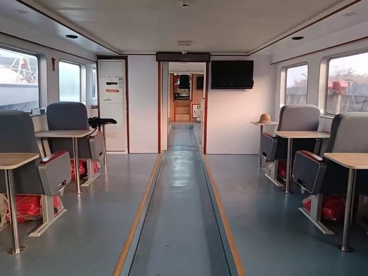 A3254 26米沿海交通船，4.5米宽，玻璃钢材质，12人客位，一个驾驶员就可以开，航速23节，ccs证书全国落户，潍柴400马力两台，2010建造，船况漂亮。广东看船。 (9)