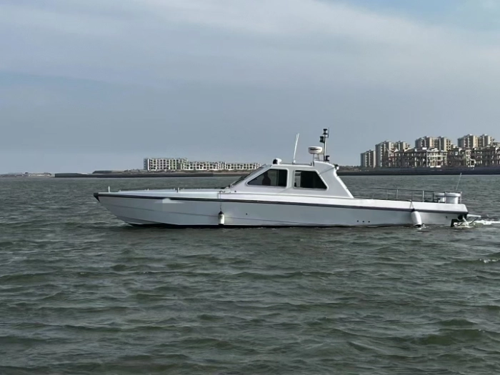 A4156 出售全国罕有的半浸浆高速引航船一艘,沃尔沃D12/715马力柴油机器两台,美国双环半浸浆系统,航速58节,建造完工日期,2011年04月13日, 船舶制造厂,广东宝达游艇制造有限公司,总长 13.5米,船宽2.95米,型深 1.82 米干舷1155 米,乘客定额船员人数5人,ccs沿海小艇证书,证书齐全,全国落户。