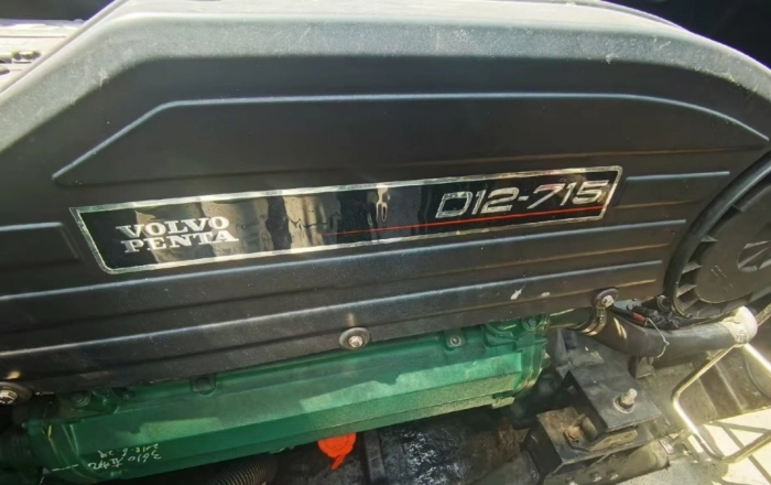 A4156 出售全国罕有的半浸浆高速引航船一艘，沃尔沃D12/715马力柴油机器两台，美国双环半浸浆系统，航速58节，建造完工日期，2011年04月13日，	船舶制造厂，广东宝达游艇制造有限公司，总长 13.5米，船宽2.95米，型深 1.82	米干舷1155 米，乘客定额船员人数5人，ccs沿海小艇证书，证书齐全，全国落户。 (8)