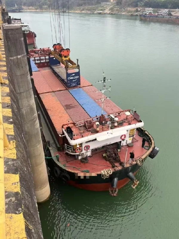 A4657 现有2012年造 A 级航区多用途集装箱船出售，总长51.7米，船宽12.5米，型深4米，满载排水量1906.799吨，载货量适配92T 集装箱货运场景，货舱、锚机等设备完好。2011年铺龙骨，2012年7月完工，广西桂平建造。奥玛明盘118万