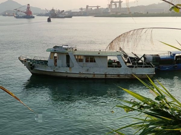 A2805 出售沿海遮蔽航区游览船一艘，长15.8米，宽3.9米，2011年建造，zc证书齐全。 (2)