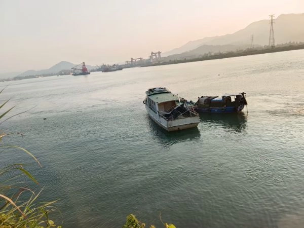 A2805 出售沿海遮蔽航区游览船一艘，长15.8米，宽3.9米，2011年建造，zc证书齐全。 (3)