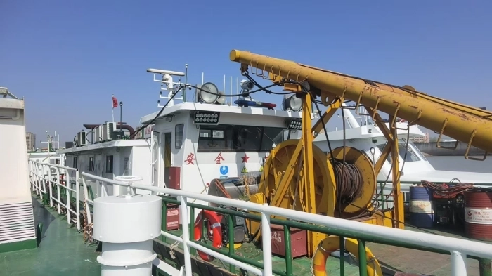 A4473 出售内河A级23.6米起重船，固定式起重机，建造完工日期：2009 - 09，主机6165两台，共300马力，  总长：23.60m 船长：22.50m 满载水线长：23.50m 船宽：6.50m最大船宽：6.64m 型深：2.13m，最大船高：4.30m，船东想100万处理，江苏省看船，有兴趣可以谈。