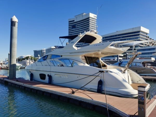 A2768 意大利azimut55呎经典款飞桥游艇出让
2010年完工进口
美国Caterpillar715HP发动机两台
美国科勒17KW发电机一台
最高航速30节
CCS证书齐全可全国过户
三房两卫两厅带开方式厨房
船尾甲板设计更宽敞的活动空间
整船操控性十分出色
前后带侧推轻松靠码头
原价1500万 