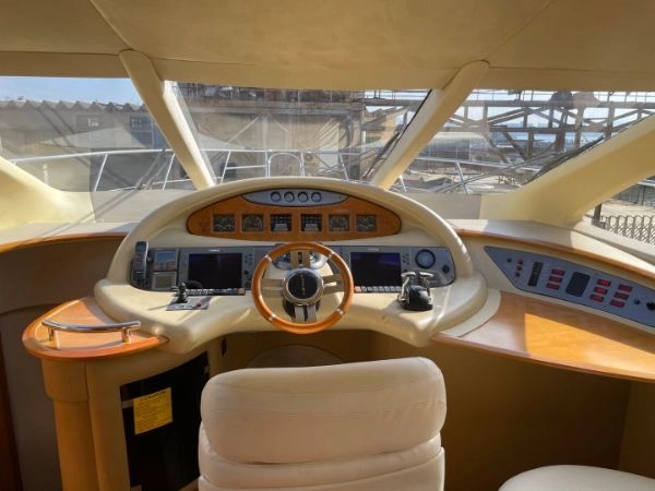 A2768 意大利azimut55呎经典款飞桥游艇出让
2010年完工进口
美国Caterpillar715HP发动机两台
美国科勒17KW发电机一台
最高航速30节
CCS证书齐全可全国过户
三房两卫两厅带开方式厨房
船尾甲板设计更宽敞的活动空间
整船操控性十分出色
前后带侧推轻松靠码头
原价1500万  (12)
