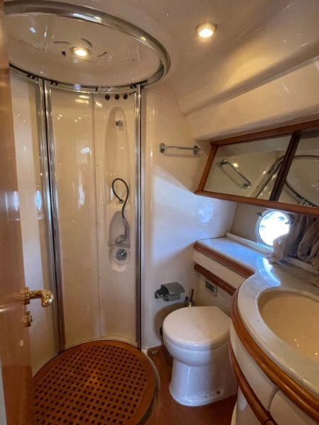 A2768 意大利azimut55呎经典款飞桥游艇出让
2010年完工进口
美国Caterpillar715HP发动机两台
美国科勒17KW发电机一台
最高航速30节
CCS证书齐全可全国过户
三房两卫两厅带开方式厨房
船尾甲板设计更宽敞的活动空间
整船操控性十分出色
前后带侧推轻松靠码头
原价1500万  (17)
