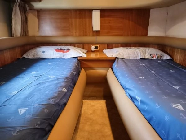 A2768 意大利azimut55呎经典款飞桥游艇出让
2010年完工进口
美国Caterpillar715HP发动机两台
美国科勒17KW发电机一台
最高航速30节
CCS证书齐全可全国过户
三房两卫两厅带开方式厨房
船尾甲板设计更宽敞的活动空间
整船操控性十分出色
前后带侧推轻松靠码头
原价1500万  (18)
