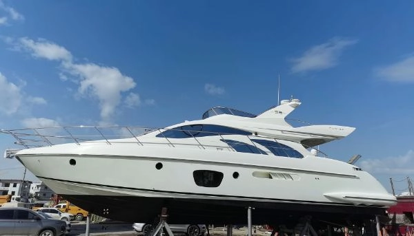 A2768 意大利azimut55呎经典款飞桥游艇出让
2010年完工进口
美国Caterpillar715HP发动机两台
美国科勒17KW发电机一台
最高航速30节
CCS证书齐全可全国过户
三房两卫两厅带开方式厨房
船尾甲板设计更宽敞的活动空间
整船操控性十分出色
前后带侧推轻松靠码头
原价1500万  (2)