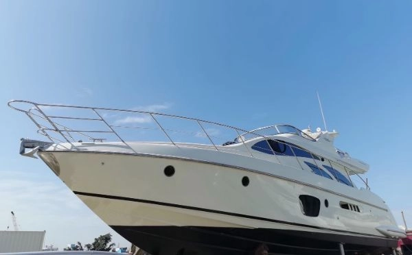 A2768 意大利azimut55呎经典款飞桥游艇出让
2010年完工进口
美国Caterpillar715HP发动机两台
美国科勒17KW发电机一台
最高航速30节
CCS证书齐全可全国过户
三房两卫两厅带开方式厨房
船尾甲板设计更宽敞的活动空间
整船操控性十分出色
前后带侧推轻松靠码头
原价1500万  (3)