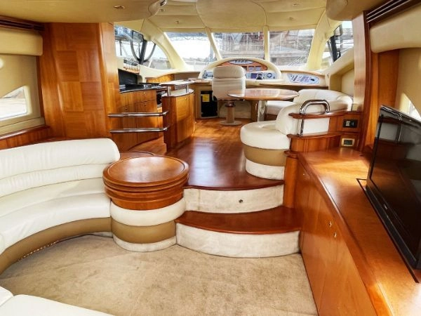 A2768 意大利azimut55呎经典款飞桥游艇出让
2010年完工进口
美国Caterpillar715HP发动机两台
美国科勒17KW发电机一台
最高航速30节
CCS证书齐全可全国过户
三房两卫两厅带开方式厨房
船尾甲板设计更宽敞的活动空间
整船操控性十分出色
前后带侧推轻松靠码头
原价1500万  (4)
