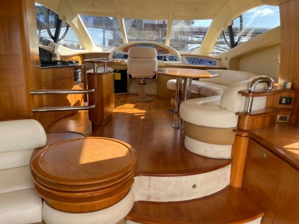A2768 意大利azimut55呎经典款飞桥游艇出让
2010年完工进口
美国Caterpillar715HP发动机两台
美国科勒17KW发电机一台
最高航速30节
CCS证书齐全可全国过户
三房两卫两厅带开方式厨房
船尾甲板设计更宽敞的活动空间
整船操控性十分出色
前后带侧推轻松靠码头
原价1500万  (5)