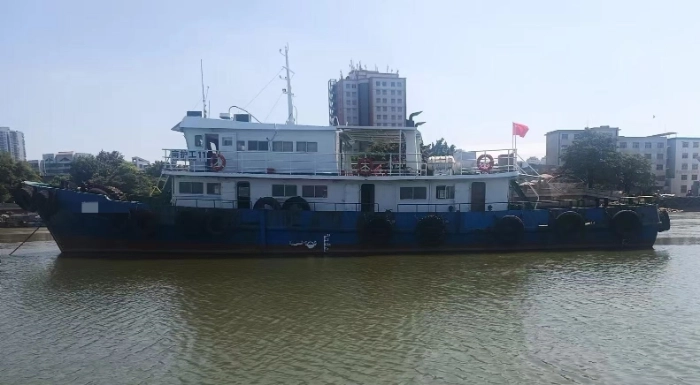 A4462 出售ccs沿海29米交通船一艘，
一、船舶基本参数
 
- 船舶类型：交通艇
 
- 最大船员人数：4人
 
- 乘客人数：11人
 
- 特殊人员数：0人
 
- 安放龙骨日期/建造完工日期：2000 - 11 - 15/2000 - 12 - 23
 
- 船舶建造厂：广东省顺德市吉佐造船厂
 
二、船体部分
 
- 总长：29.85m
 
- 船长：27.50m
 
- 满载水线长：28.50m
 
- 船宽：6.40m
 
- 型深：2.70m
船东想108万处理
