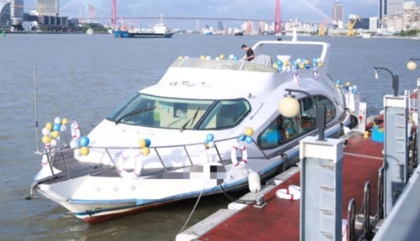A2807 出售68尺飞桥内河豪华游艇一艘，内河B级航区，韩国设计，进口轮机，2004年建造，船况非常漂亮，核载30人，旅游运营好艇，ZC证书齐全，价格美丽！
