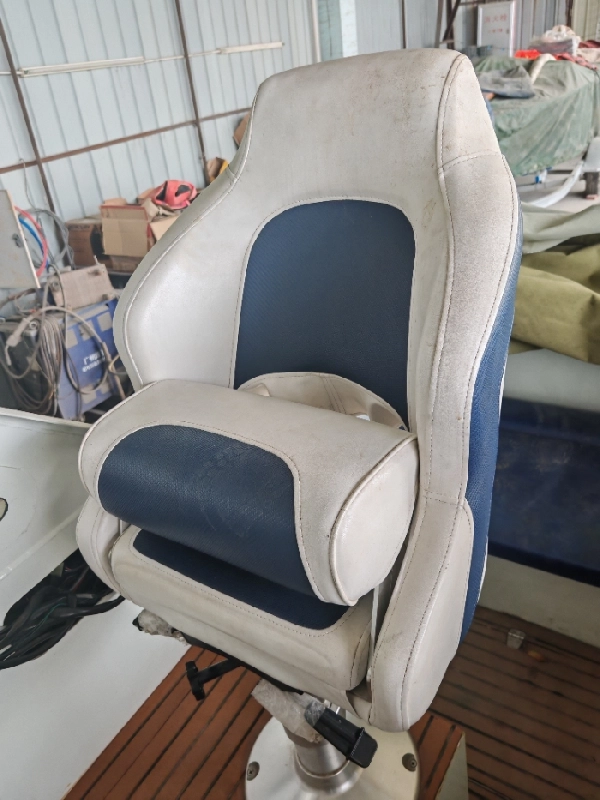 A4352 出售4.98米铝合金钓鱼艇，宽2米，带休息仓，铃木四冲60挂机，全新艇，全新机在青岛定造的。花了十几万，用了不超过100小时，现在整套5.8万处理。 (14)