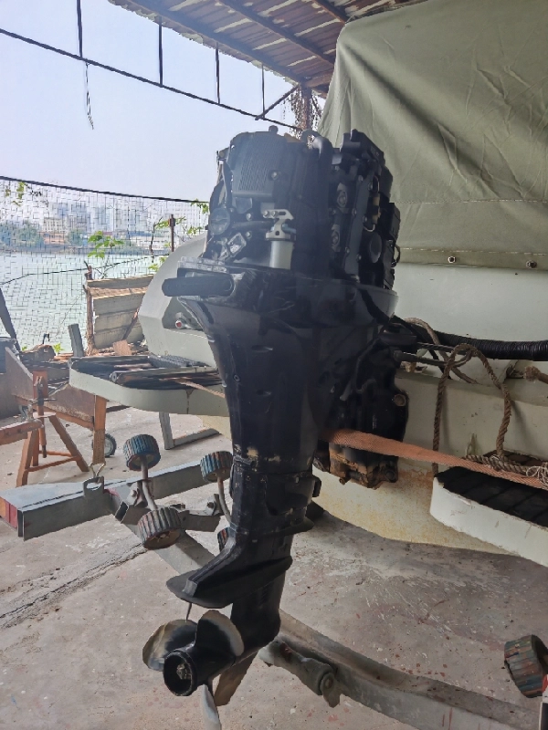 A4352 出售4.98米铝合金钓鱼艇，宽2米，带休息仓，铃木四冲60挂机，全新艇，全新机在青岛定造的。花了十几万，用了不超过100小时，现在整套5.8万处理。 (4)