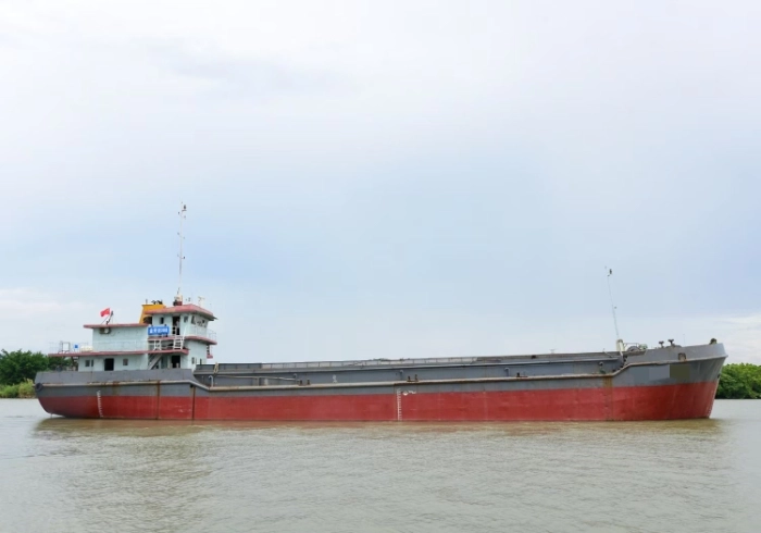 A4327 出售沿海1800吨运泥船一艘， 船舶类型：运泥船（开底泥船 ）建造完工日期：2006年07月31日总长：60.42 m 船宽：13.80 m 型深：4.60 m，价格450万，看船可议。