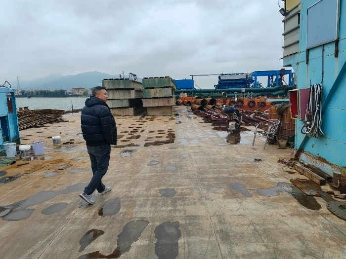 A4600 出售CCS证书，40米港口囤船一艘，16.2米宽，内河A级航区，2017年建造，带四面锚，有宿舍，有办公室，厨房饭厅。75瓦发电机。 (6)