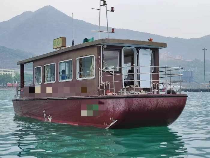 A4261 出售沿海12米交通船，Ccs证书全国落户。长12m。宽3.5m。柴油80马力动力。2015年江龙船厂建造，12客位，只要一个驾驶员就可以了，喜欢的老板赶紧联系！ (2)