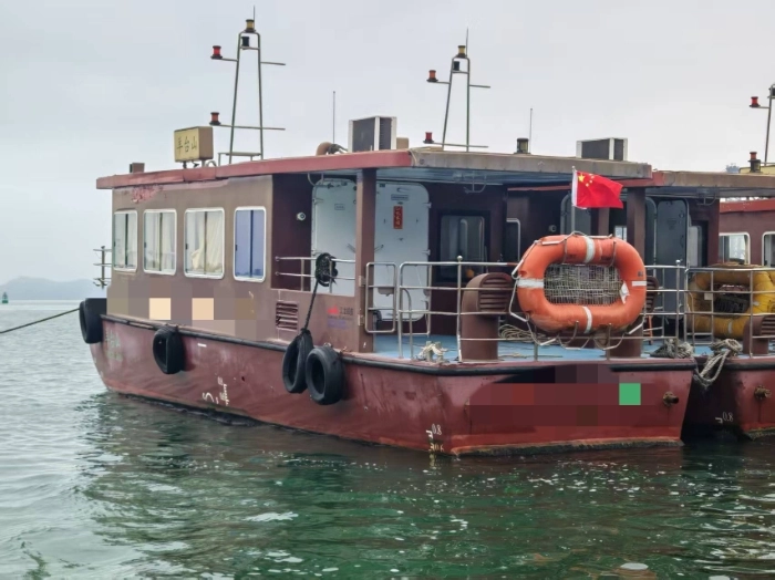 A4261 出售沿海12米交通船，Ccs证书全国落户。长12m。宽3.5m。柴油80马力动力。2015年江龙船厂建造，12客位，只要一个驾驶员就可以了，喜欢的老板赶紧联系！ (3)