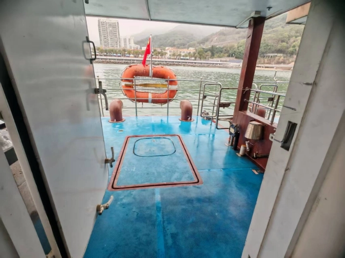 A4261 出售沿海12米交通船，Ccs证书全国落户。长12m。宽3.5m。柴油80马力动力。2015年江龙船厂建造，12客位，只要一个驾驶员就可以了，喜欢的老板赶紧联系！ (9)