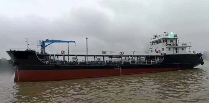 A4273 出售沿海污油回收船，2013年造，总长46.98米、宽7.5米、深4米、满载吃水3.2米、载货500吨，船级CCS，双底双壳，单机。