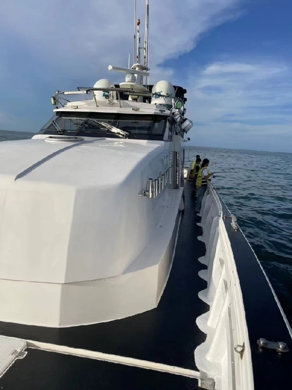 A4165 出售原价400多万的昊运80尺豪华飞桥游钓艇。
CCS证书齐全，配玉柴：2*401kw
发电机2个，冰柜2个，空调2个，海水淡化系统，4吨油箱。
主卧➕9个床铺，加卫生间。
飞桥带休闲区
英国雷松甚高频，中高频，IAS (2)