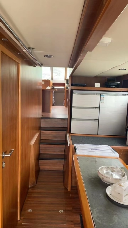 A4165 出售原价400多万的昊运80尺豪华飞桥游钓艇。
CCS证书齐全，配玉柴：2*401kw
发电机2个，冰柜2个，空调2个，海水淡化系统，4吨油箱。
主卧➕9个床铺，加卫生间。
飞桥带休闲区
英国雷松甚高频，中高频，IAS (8)