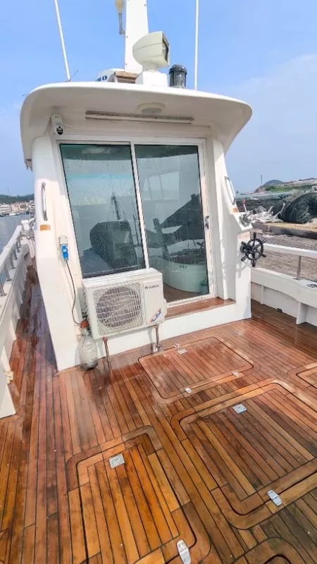 A3345 出售14米洋马500马力柴油底轴钓鱼艇一艘，宽3.3米，主机洋374kw商用机，双驾驶舵机，带侧推，6个卧铺，独立洗手间，2018年建造，ccs三类游艇证书，广东看船。 (8)