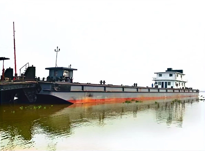 A4582 出售二手69米钢制趸船
船长69米，船宽12.6米，型深2.6米，2003年建造，港用囤船，证书齐全有效，支持过户，随时可以勘验船舶