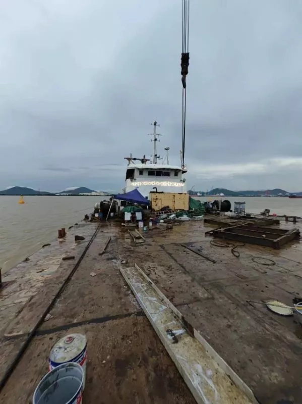 A3479 出售沿海50吨起重船一艘，1988年建造，2003年改建，zc船检，证书齐全，船况非常好，广东看船。奥玛明盘86万！ (4)
