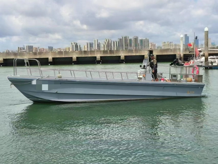 A4490 出售9.68米柴油钓鱼艇一艘，ccs四类游艇证书，
​建造完工日期：2023年01月16日 尺寸参数
 艇长：9.68m 艇宽：2.50m 型深：1.28m
​干舷：917mm  乘员定额：9人 主机参数，型号：YC4D190L - C20，额定功率：140.00kW
​额定转速：3000r/min 制造日期：2022年12月01日，奥玛明盘19万。
​