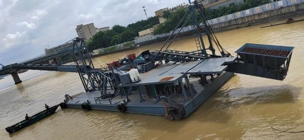 A2885 出售皮带驳船规格长度29米,宽度10.08米,深度1.5米,皮带长44米宽1米,全新船,便宜处理!