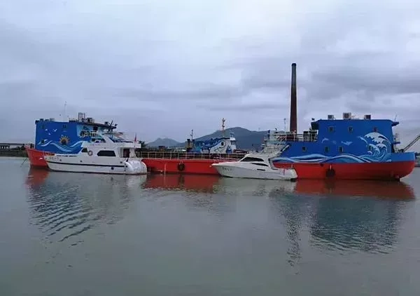 A3232 出售海上「游艇驿站」海上酒店一艘，63米长10米宽，有客房，大泳池，中餐厅，酒吧，KTV，咖啡厅，健身房等休闲娱乐配套一应俱全！重点是沿海航区，中国船级社ccs证书，全国落户！海上运营利器，全网明盘238万