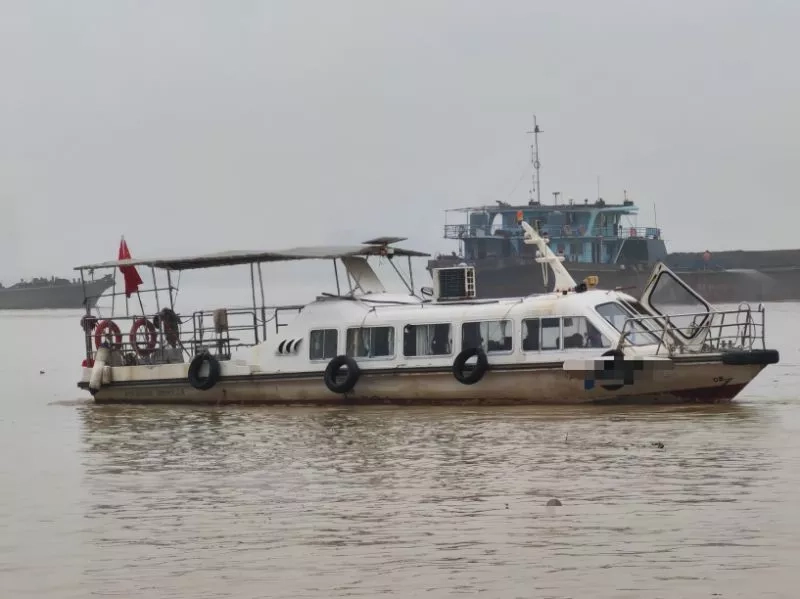 A3757 出售13.8米沿海小交通船一条,2.6米宽,12座位,主机玉柴6108机器,航速16节,ccs沿海证书,2013年建造。