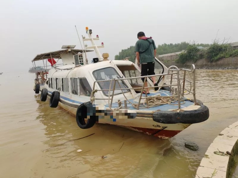 A3757 出售13.8米沿海小交通船一条，2.6米宽，12座位，主机玉柴6108机器，航速16节，ccs沿海证书，2013年建造。 (2)