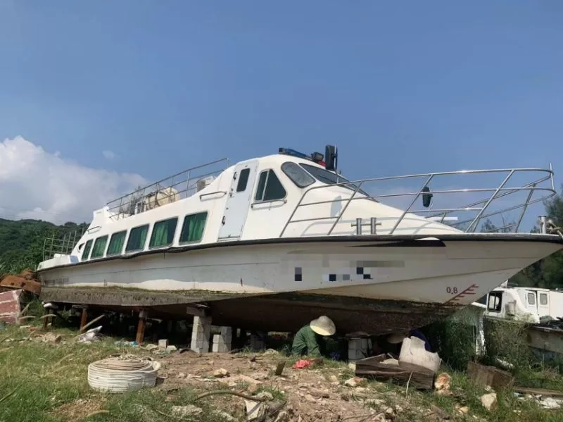 A3545 出售18米无证退役的交通船，宽4.1米，玻璃钢材质，潍柴300马力两台，带拍卖手续，明盘17万！