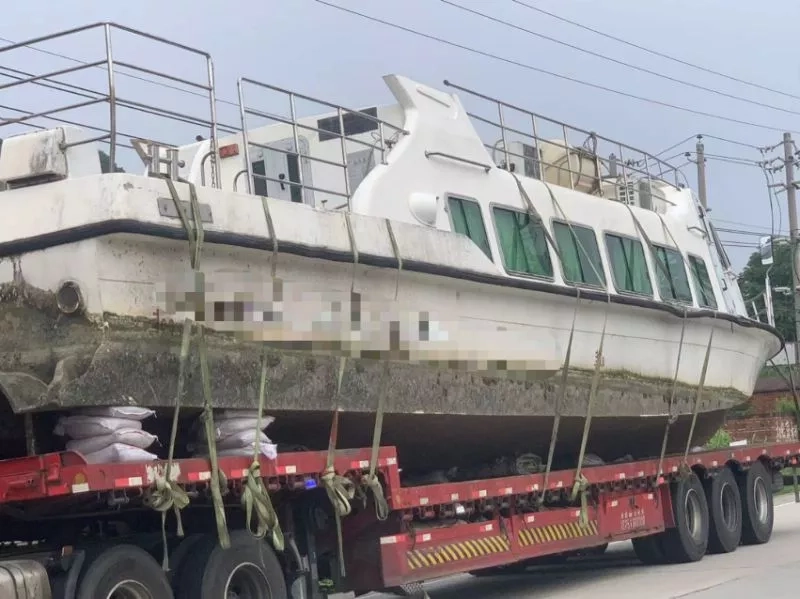 A3545 出售18米无证退役的交通船，宽4.1米，玻璃钢材质，潍柴300马力两台，带拍卖手续，明盘17万！ (2)