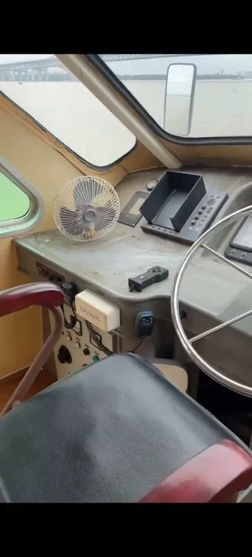 A3545 出售18米无证退役的交通船，宽4.1米，玻璃钢材质，潍柴300马力两台，带拍卖手续，明盘17万！ (4)