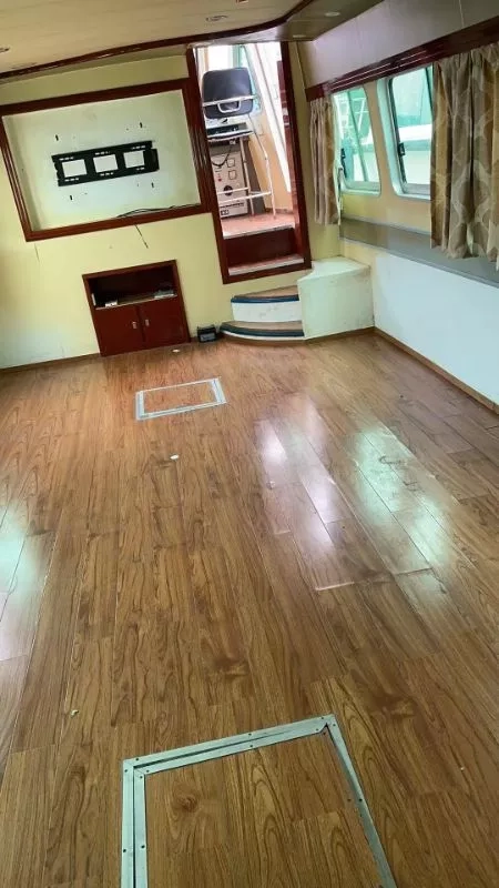 A3545 出售18米无证退役的交通船，宽4.1米，玻璃钢材质，潍柴300马力两台，带拍卖手续，明盘17万！ (5)