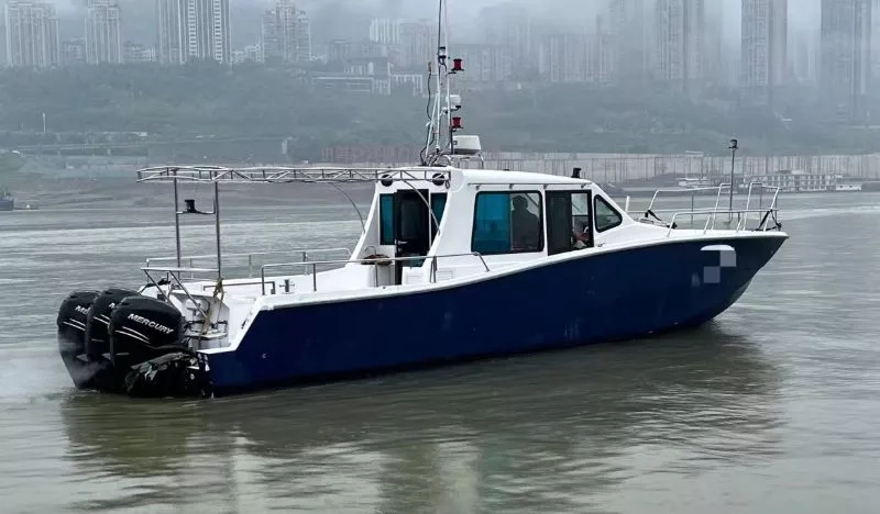 A3230 出售一艘二类钓鱼艇沿岸200海里，长13.5米，宽3米3，水星350*3，测试航速44.6节。油箱3000升，1.5匹空调，120升冷冻冰箱，有两个冰仓，两台发电机，一台8千瓦，一个，10千瓦，装有6个炮架，8个电脚位。有活鱼仓，ccs证书，广东看船！
