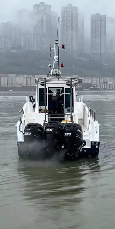 A3230 出售一艘二类钓鱼艇沿岸200海里，长13.5米，宽3米3，水星350*3，测试航速44.6节。油箱3000升，1.5匹空调，120升冷冻冰箱，有两个冰仓，两台发电机，一台8千瓦，一个，10千瓦，装有6个炮架，8个电脚位。有活鱼仓，ccs证书，广东看船！ (2)