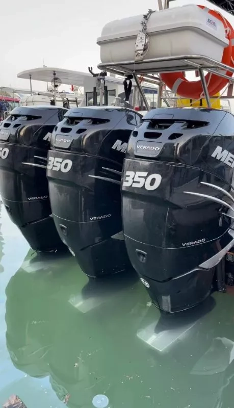 A3230 出售一艘二类钓鱼艇沿岸200海里，长13.5米，宽3米3，水星350*3，测试航速44.6节。油箱3000升，1.5匹空调，120升冷冻冰箱，有两个冰仓，两台发电机，一台8千瓦，一个，10千瓦，装有6个炮架，8个电脚位。有活鱼仓，ccs证书，广东看船！ (3)
