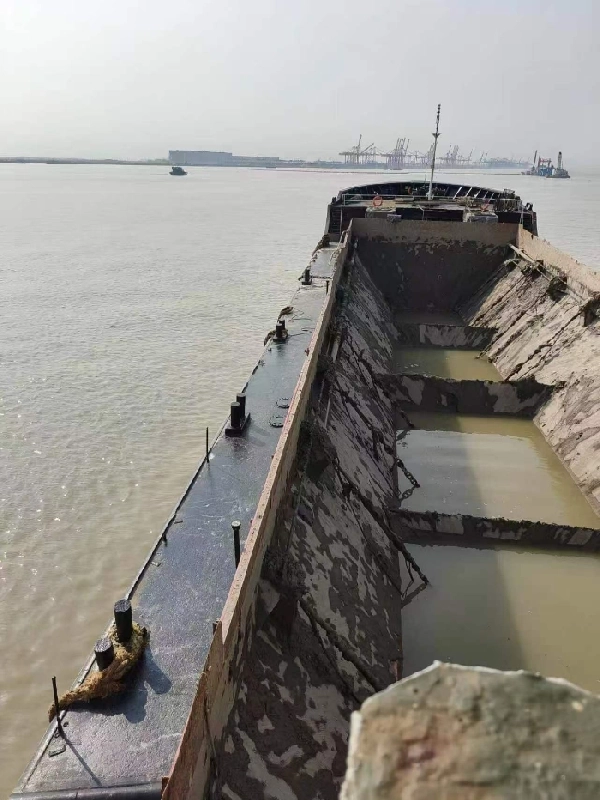 A4343 出售CCS沿海2100吨开底运泥船一艘，2006年建造，总长：65.00m，船长：61.00m，满载水线长：62.65m，船宽：14.80m，型深：4.95m，空载吃水：2.307m，主机6170两台，353kw两台，广东看船。650万转让。