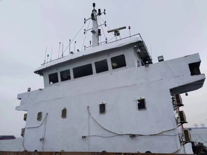 A4343 出售CCS沿海2100吨开底运泥船一艘，2006年建造，总长：65.00m，船长：61.00m，满载水线长：62.65m，船宽：14.80m，型深：4.95m，空载吃水：2.307m，主机6170两台，353kw两台，广东看船。650万转让。 (2)