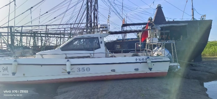 A4493 出售一条金运350，CCS证书，三类航区，船长10.5，宽2.71，型深0.72，乘员8人，船舱配置陀螺仪，AIS，雷达，鱼探等等设备基本齐全，搭配本田150双机，使用时间1500个小时，最高航速35左右，卖37万。