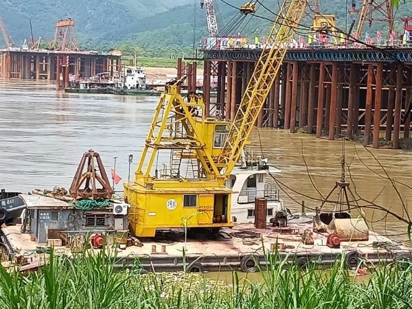 A2786 出售内河4方抓斗船一艘，长22米，宽9米深1.6米，广东ccs证书齐全。