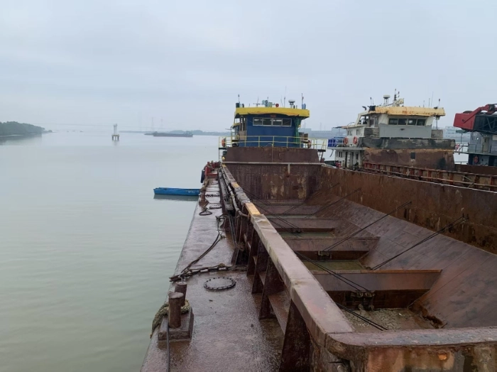 A4342 出售CCS内河A级958吨开底运泥船一艘，船体部分
 总长：49.98m 船长：47.00m，满载水线长48.55m
 船宽：12.00m，最大船宽：12.30m，型深：3.50m
 2008年建造，广东看船，奥玛明盘110万 (5)